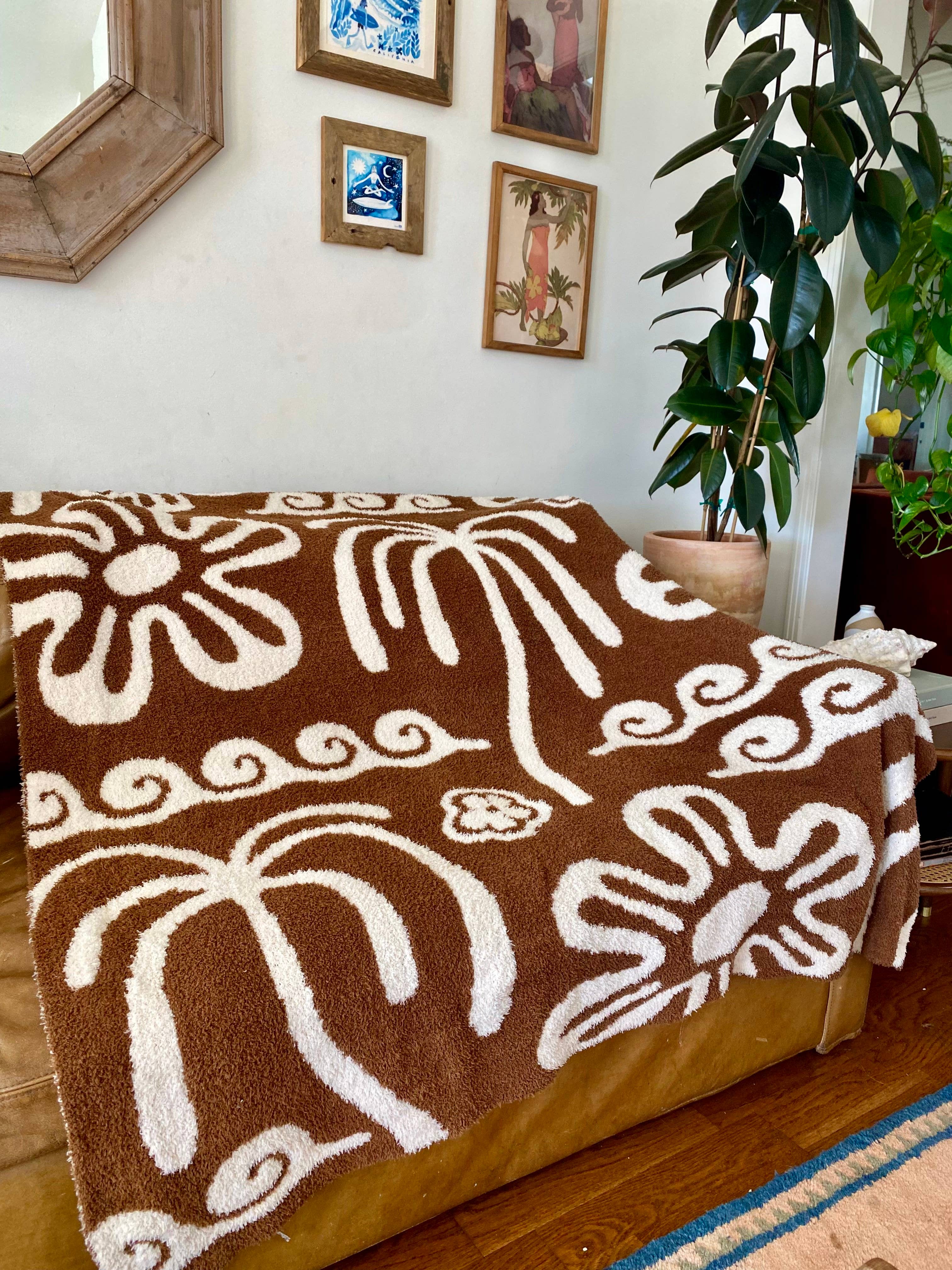 Hanalei Plush Throw - Mocha & Cream
