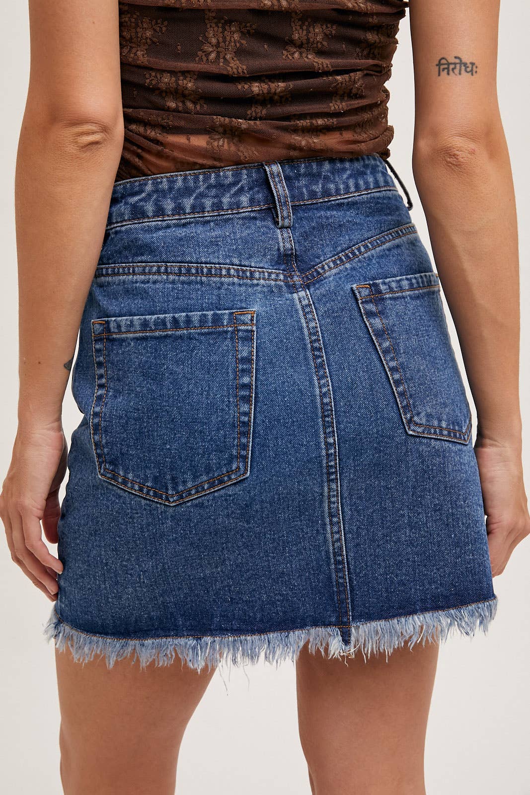 HIGH-WAIST DENIM RAW HEM MINI SKIRT