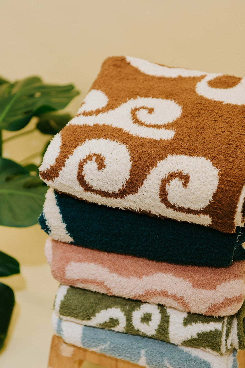 Hanalei Plush Throw - Mocha & Cream