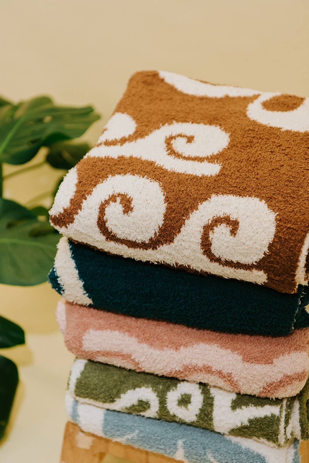 Hanalei Plush Throw - Mocha & Cream