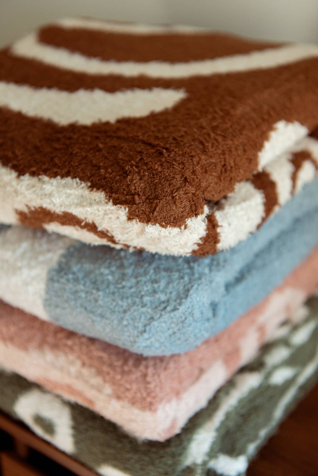 Hanalei Plush Throw - Mocha & Cream
