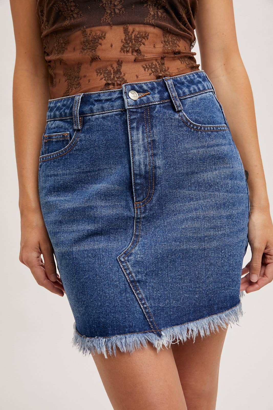 HIGH-WAIST DENIM RAW HEM MINI SKIRT