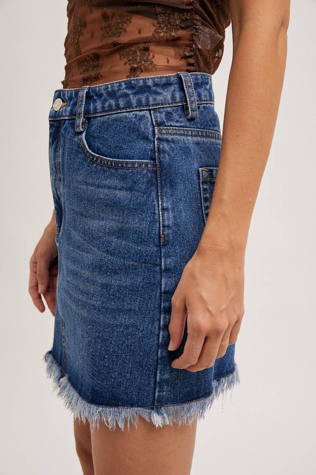 HIGH-WAIST DENIM RAW HEM MINI SKIRT